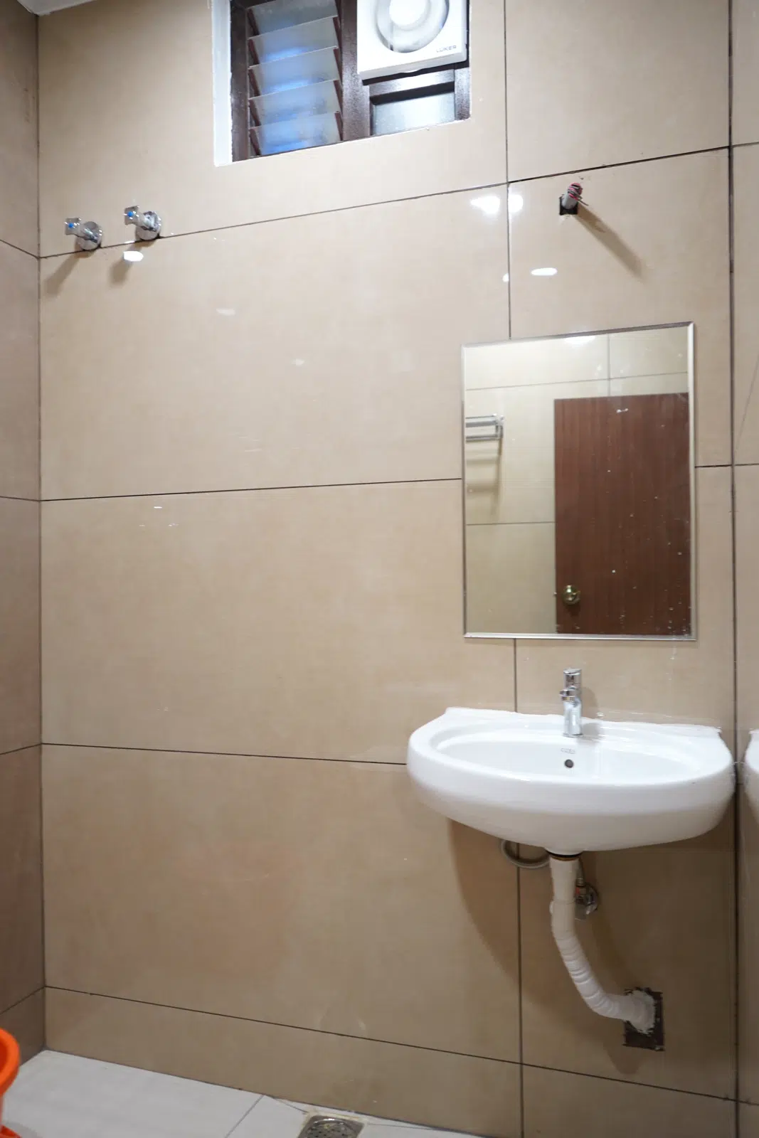 Deluxe room bathroom with a wash basin and mirror